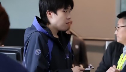 FB体育官方网站-国乒回京曝光！王楚钦莎莎低调离开，梁靖崑儿子献花王皓妻儿迎接